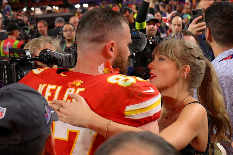 Fotografija: Travis Kelce in Taylor Swift  FOTO: Brian Snyder Reuters