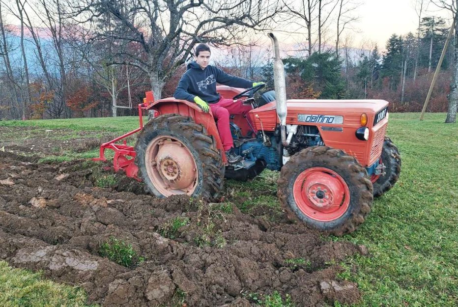 Fotografija: Zelo rad sede na traktor, še raje je na mopedu. FOTOGRAFIJE: Osebni arhiv