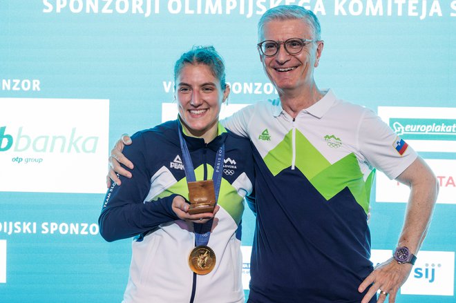 Sprejem zlate olimpijke Andreje Leški v Slovenski hiši v Parizu.
Judoistka Andreja Leški in predsednik Olimpijskega komiteja Slovenije Franjo Bobinac. FOTO: Nebojsa Tejic/sta