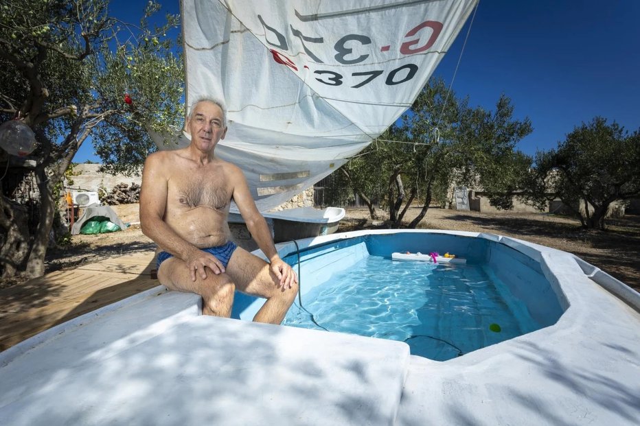 Fotografija: Željko je čolna dobil in ju uporabil, a ne za plovbo. FOTO: Nikola Brboleža/Cropix