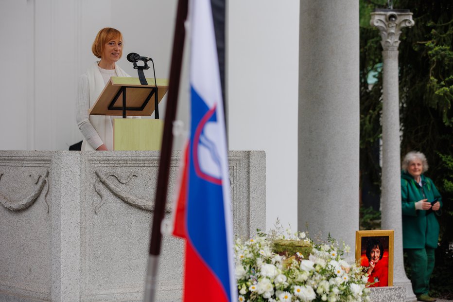 Fotografija: Tina Košir na pogrebu svoje mame Mance Košir. FOTO: Črt Piksi