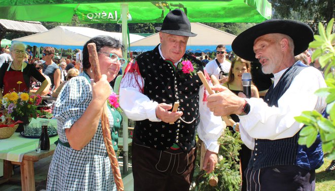 Jezerski gruntar Jože Meglič je z ženo, ki jo je igrala Olga Tičar, pričakal pastirje.