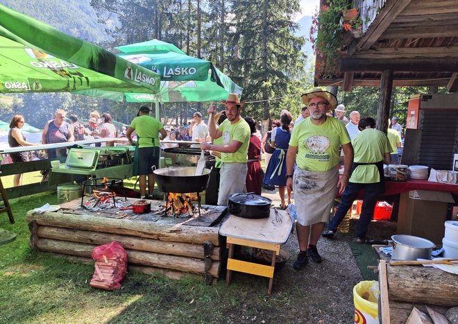 Okusne ajdove žgance in masunjek sta kuhala Robi Kaštrun in Tihomir Milčič Rebolj.