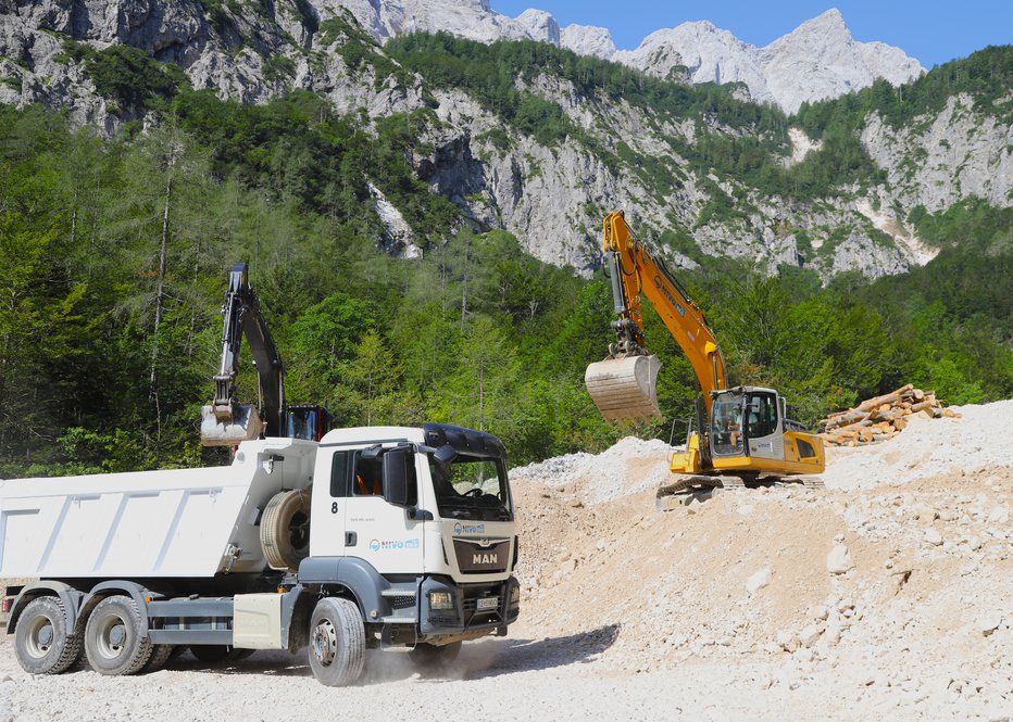 Fotografija: Odvažajo velike količine gramoza. FOTOGRAFIJE: Jože Miklavc