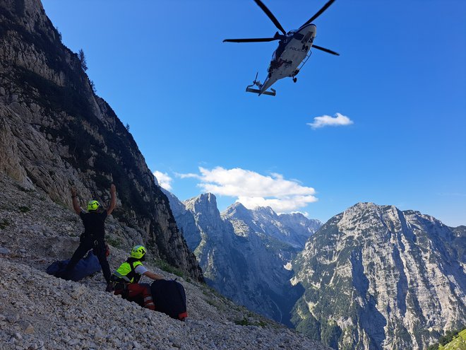 Na intervenciji na poti čez Plemenice so bili dežurna ekipa GRZS z Brnika in gorski reševalci GRS Bovec. FOTOgrafiji: Grzs