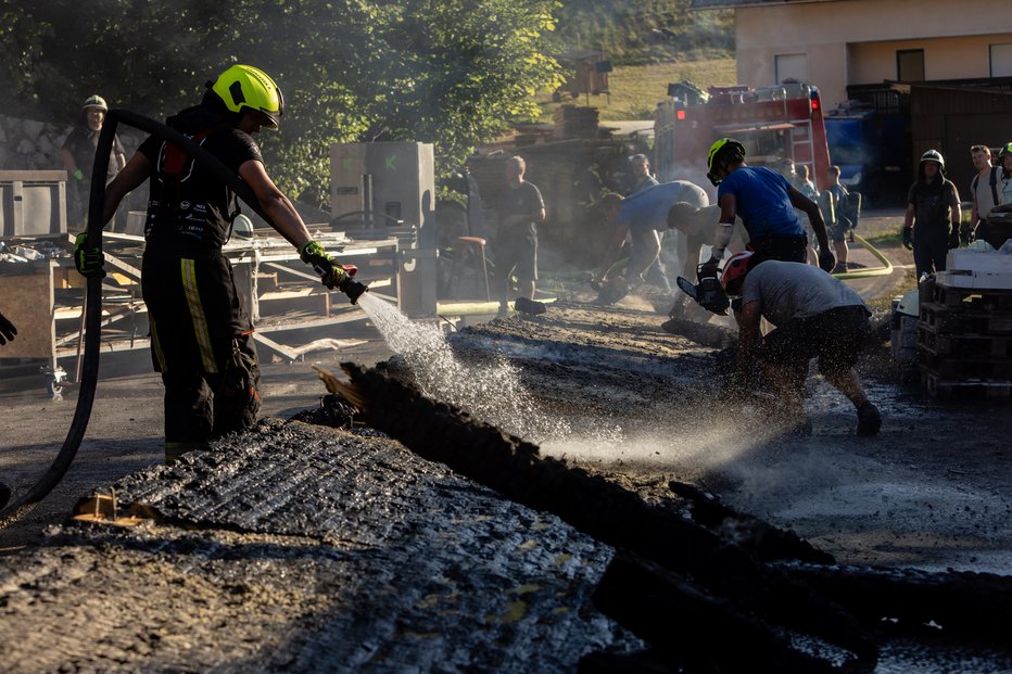 Fotografija: Gasilci so ogenj ukrotili. FOTO: Črt Piksi