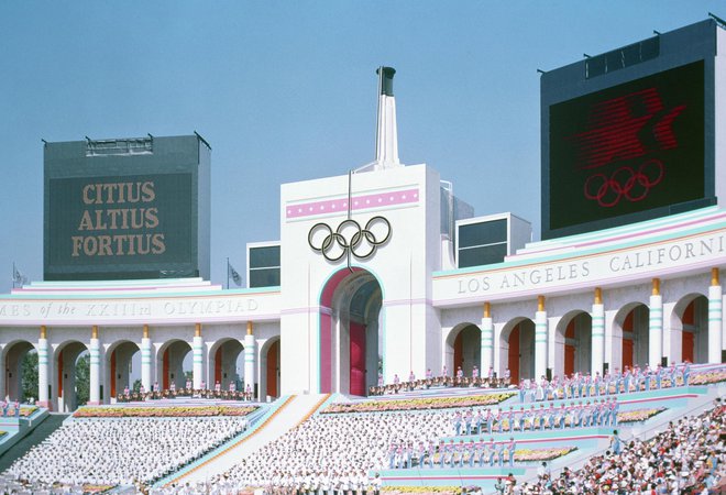 Olimpijski ogenj je zagorel na LA Memorial Colloseumu ob odprtju iger leta 1984. FOTO: Wikimedia Commons - javna domena