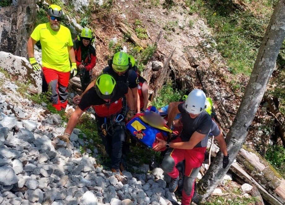 Fotografija: Reševanje je bilo izjemno zahtevno. FOTO: Gorska Reševalna Zveza Slovenije