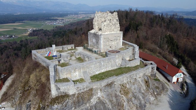 Lastnik gradu naj bi bil strasten kvartopirec.