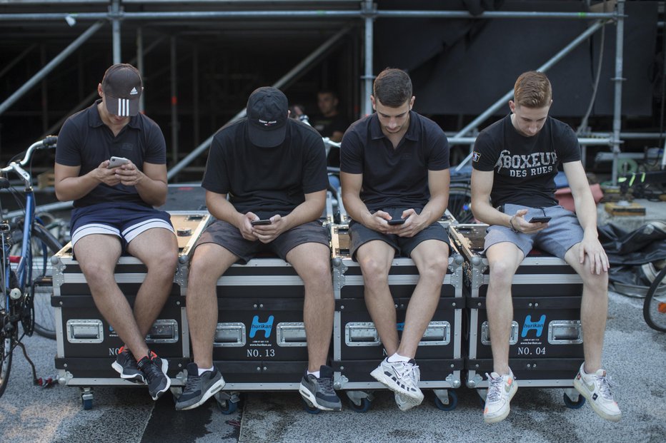 Fotografija: Brskanje po pametnih telefonih je lahko veliko breme za hrbtenico. FOTO:  Jure Eržen