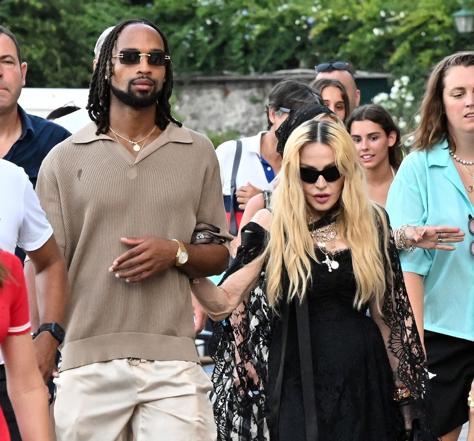 Fotografija: Z njima je bilo veliko ljudi, med njimi tudi Madonnini dvojčici Stella in Estere.