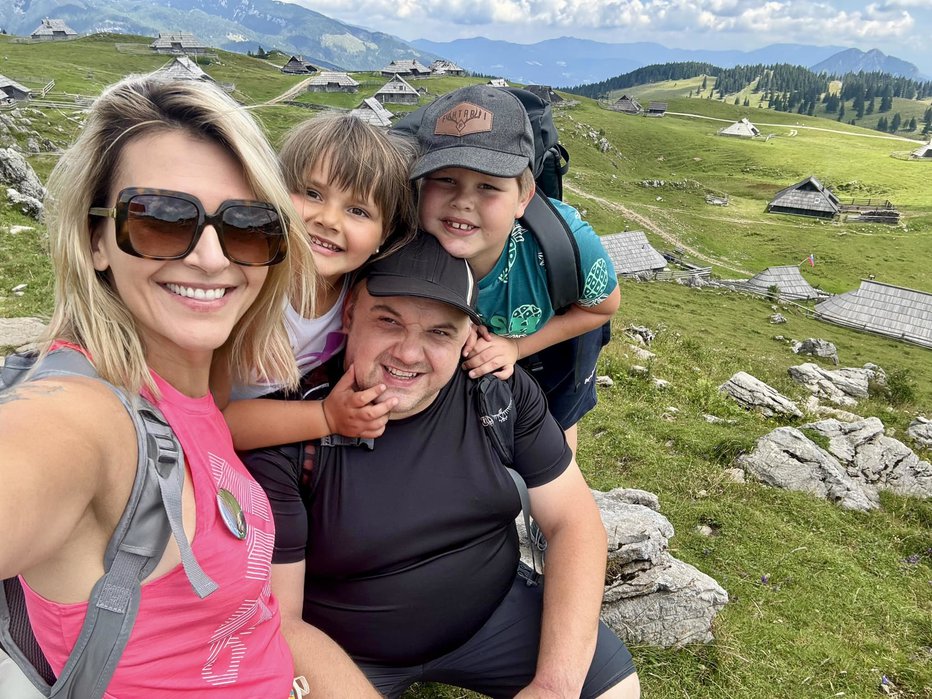 Fotografija: Rok Švab zelo rad pokaže svojo energično družino. Z ženo Petro, hčerko Nejli in sinom Stašem, ki je prav tako izvrsten harmonikar kot oče, je nedavno na Veliki planini naredil to prikupno fotografijo.