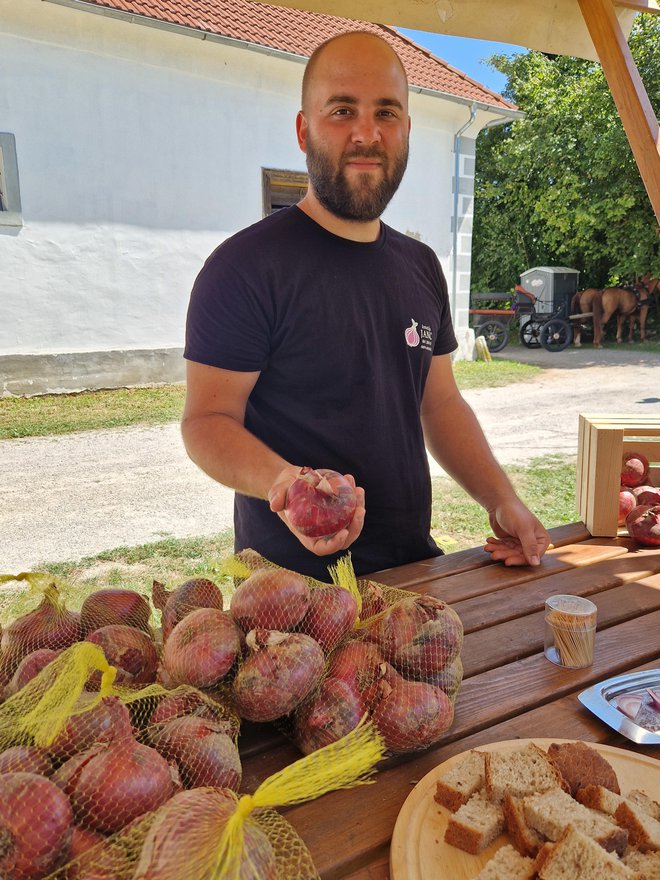 Brez raške čebule na Raki pač ne gre. Tale je s kmetije Janc, kjer so spekli tudi odličen čebulni kruh.