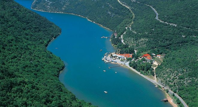 Limski kanal. FOTO: Posnetek Zaslona, Funtana.hr