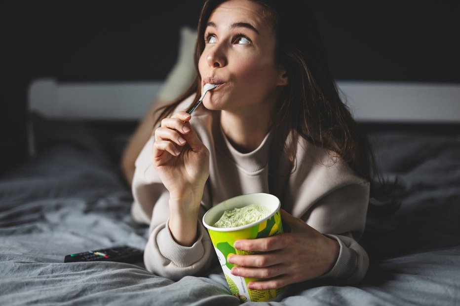 Fotografija: Ko posežemo po hrani, ker bi se radi potolažili, nam bo za kratek čas res bolje, a kmalu bo že prej poznane občutke spremljal še občutek krivde. Foto: Shutterstock