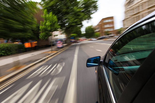 S previliko hitrostjo v naselju ogrožamo tudi pešce in kolesarje. FOTO: Shutterstock 