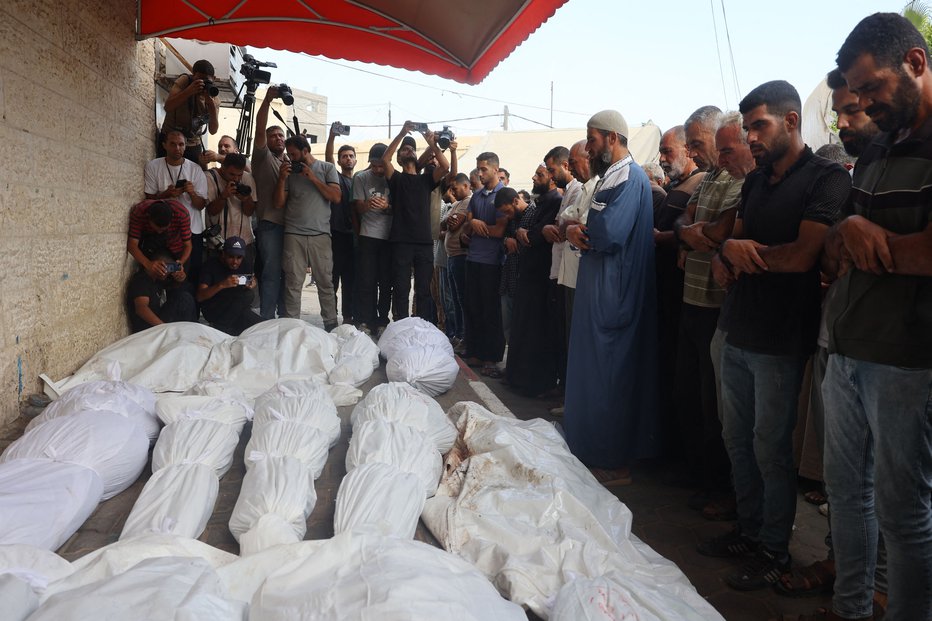 Fotografija: Palestinians mourn their relatives, killed in an Israeli strike, at the Al-Aqsa Martyrs hospital in Deir el-Balah in the central Gaza Strip on August 17, 2024 amid the ongoing conflict between Israel and the Palestinian Hamas movement. (Photo by Eyad BABA/AFP) FOTO: Eyad Baba Afp