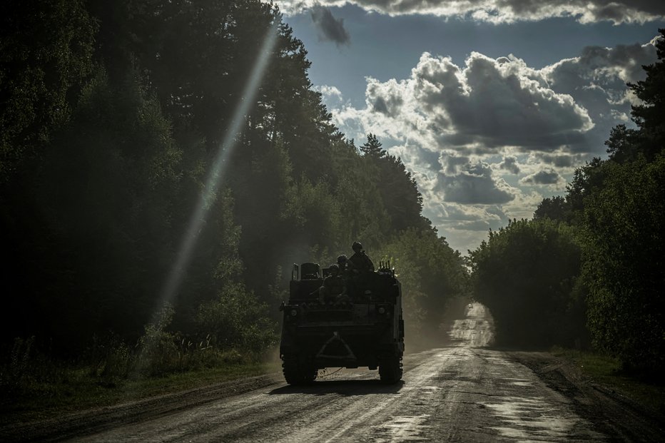 Fotografija: FILE PHOTO: Ukrainian servicemen ride a military vehicle, amid Russia's attack on Ukraine, near the Russian border in Sumy region, Ukraine August 11, 2024. REUTERS/Viacheslav Ratynskyi/File Photo FOTO: Viacheslav Ratynskyi Reuters