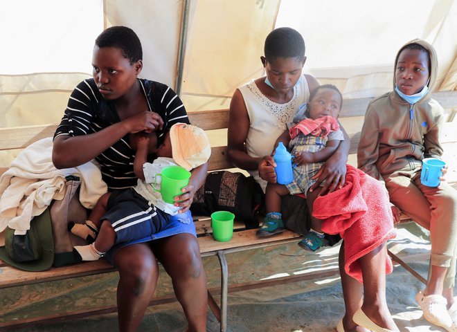 Pacienti, okuženi s kolero, med rehidracijo. Zimbabve, november 2023. FOTO: Philimon Bulawayo Reuters