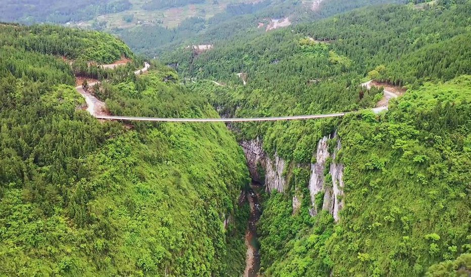 Fotografija: Viseči most nad sotesko reke Dadong. FOTO: Sakowski/highestbridges.com