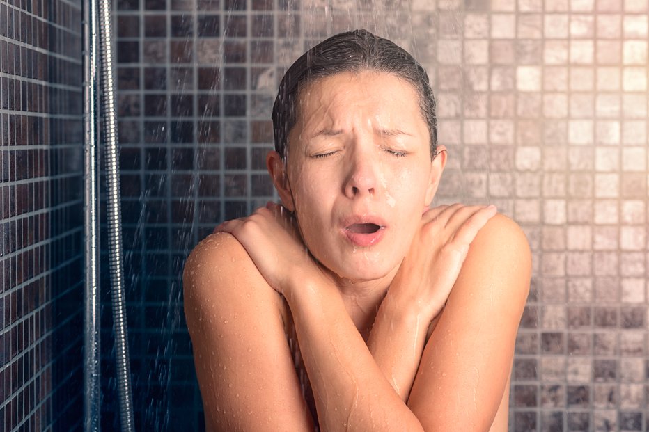 Fotografija: Tuširanje s hladno vodo nikakor ni isto kot potop v ledeno mrzlo vodo! FOTO: Getty Images/istockphoto