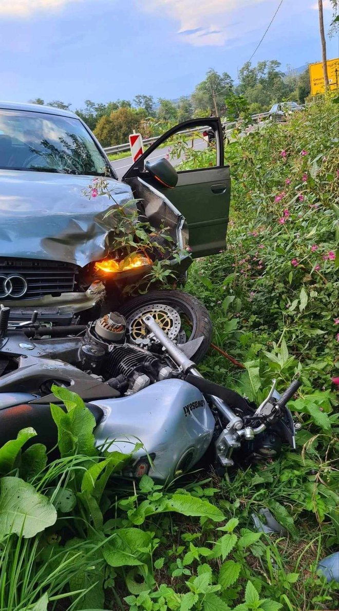 V sobotnem trčenju audija in kawasakija na območju Trat v občini Šentilj sta imela motorist in sopotnica velikansko srečo. FOTO: Oste Bakal