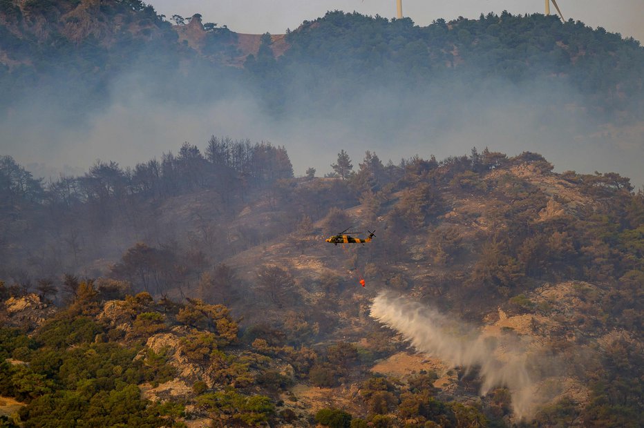 Fotografija: Helikopter med gašenjem gozdnega požara v Turčiji. FOTO: Yasin Akgul Afp