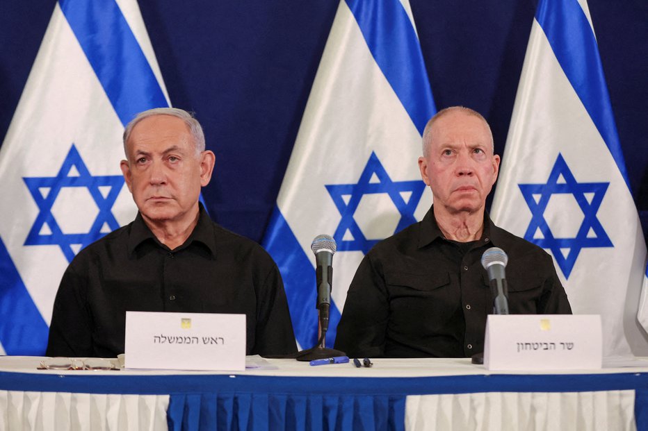 Fotografija: Izraelski premier Benjamin Netanyahu (levo) in obrambni minister Yoav Gallant. FOTO: Pool Via Reuters