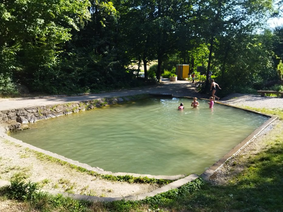 Fotografija: Eden od dveh bazenov, kjer se poleti namaka staro in mlado. FOTOGRAFIJE: Janez Mihovec