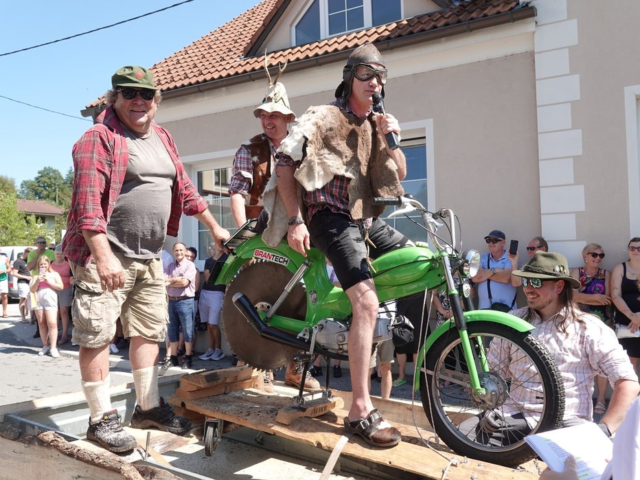 Fotografija: V povorki je sodelovalo tudi Društvo starodobnih mopedov iz Slovenj Gradca z motorjem in žago. FOTO: Brane Gradišnik