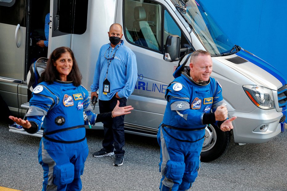 Fotografija: Na začeteku junija sta na ISS obtičala Butch Wilmore in naša Sunita Williams. FOTO: Joe Skipper/Reuters