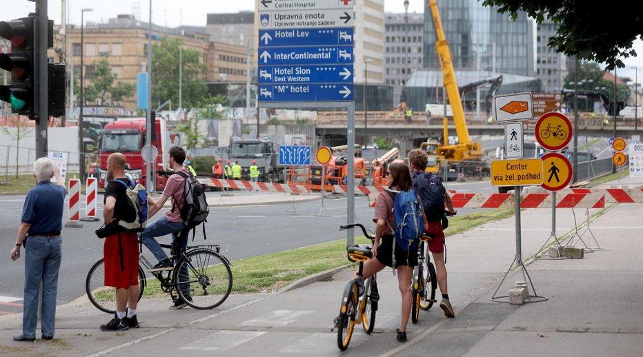 Fotografija: Zapora Dunajske ceste. FOTO: Blaž Samec