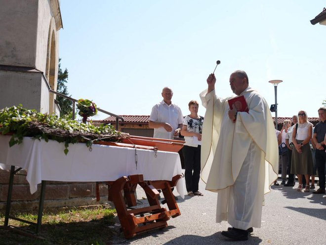 Domači župnik je klopotec pred cerkvijo blagoslovil, da bo dobro delal.