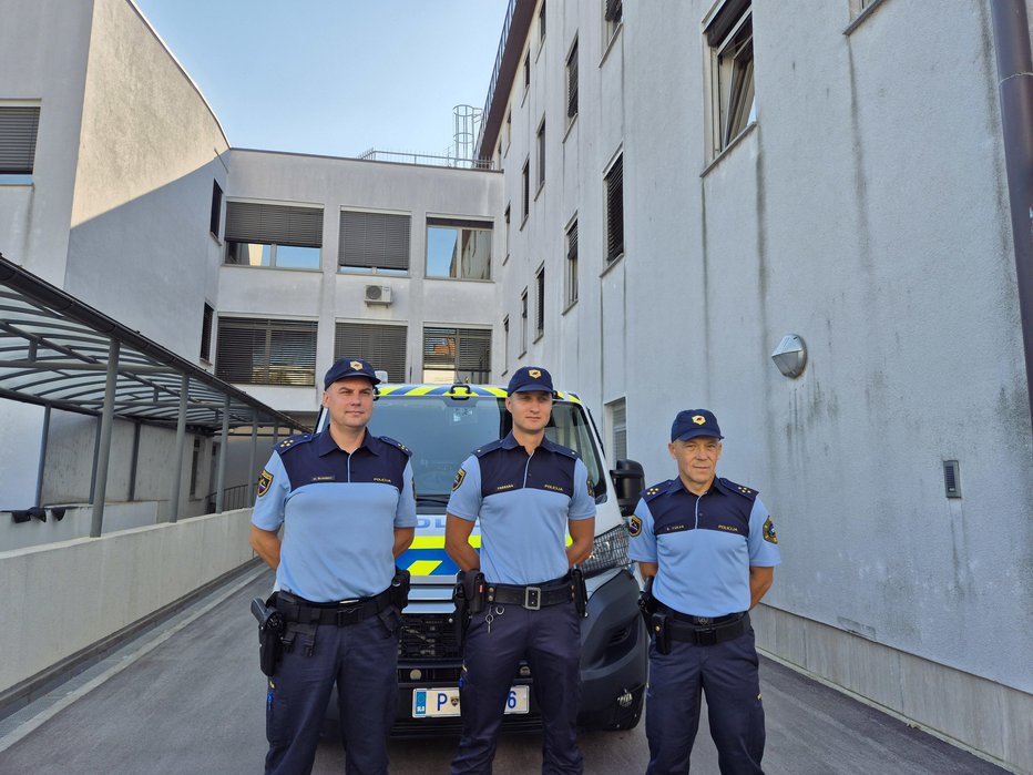 Fotografija: Trije policisti so sodelovali pri rešitvi človeškega življenja. FOTO: O. B.