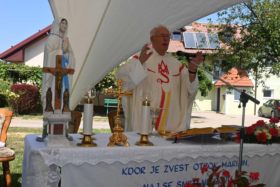 Fotografija: Mašo je daroval domači župnik Srečko Fras.