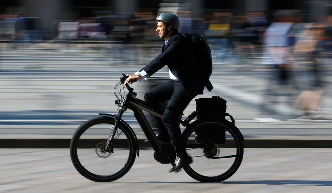 Fotografija: Električna kolesa različnih vrst se v Evropi uveljavljajo veliko hitreje kot električni avtomobili. FOTO: Stefano Rellandini/Reuters