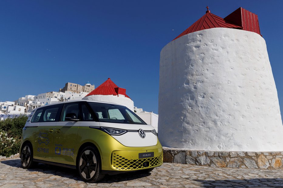 Fotografija: Pri Volkswagnu menijo, da so električni avtomobili nujna prihodnost. FOTO: Alkis Konstantinidis/Reuters