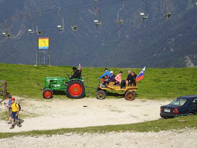 K maši na Krvavec so se s traktorjem pripeljali mladi iz Zvirč pri Tržiču. FOTOGRAFIJE: Franci Belšak