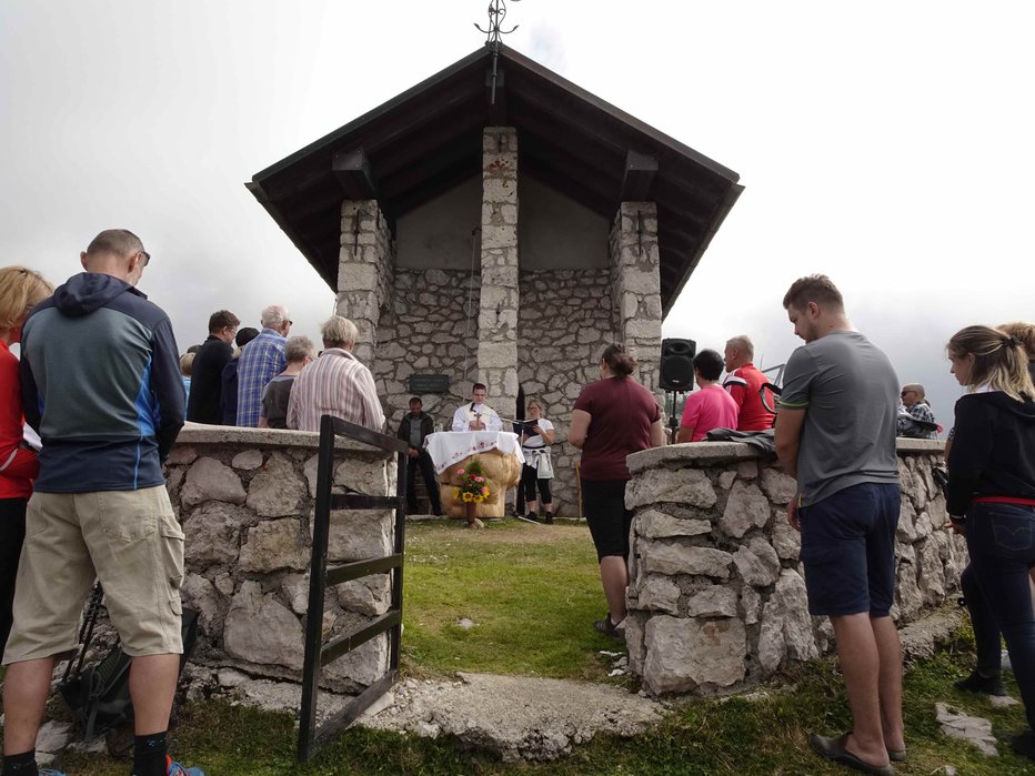 Fotografija: Pri kapelici Marije Snežne na Krvavcu se je kljub slabi vremenski napovedi zbralo več kot 150 ljudi.