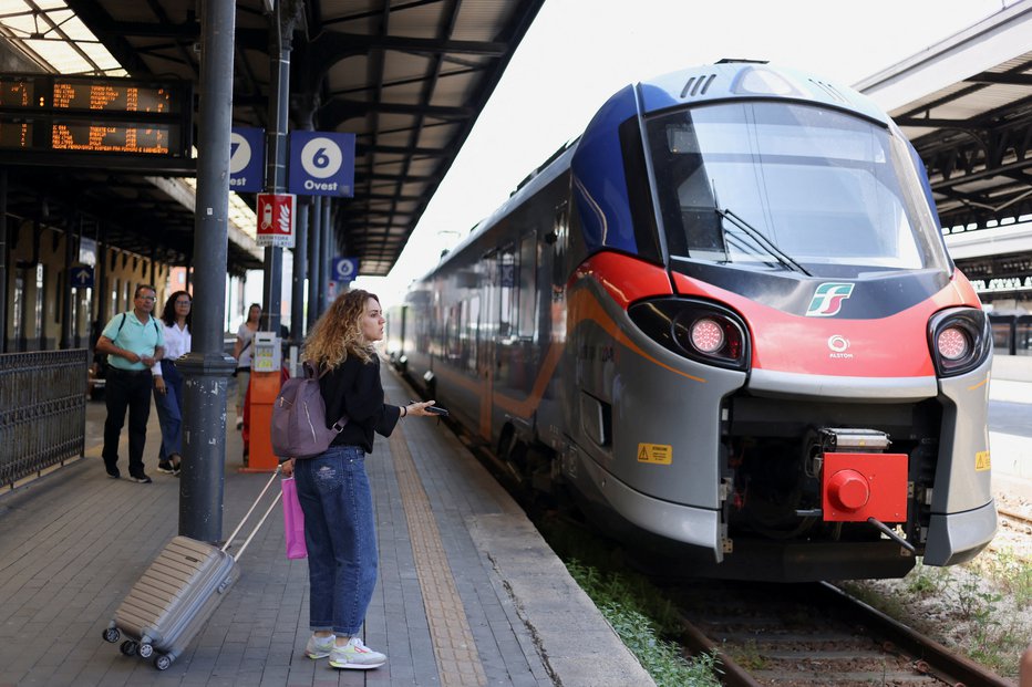 Fotografija: A passenger waits before bording on a Trenitalia train at the central railway station in Bologna, Italy June 9, 2023. REUTERS/Claudia Greco FOTO: Claudia Greco Reuters