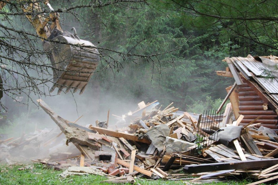 Fotografija: Zavezanec ne izgubi le črne gradnje, ampak še kup denarja za rušenje in postopke. FOTO: Boštjan Fon