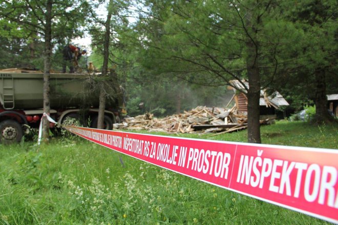 Eni se rušitve lotijo sami, drugi čakajo državo. FOTO: Boštjan Fon