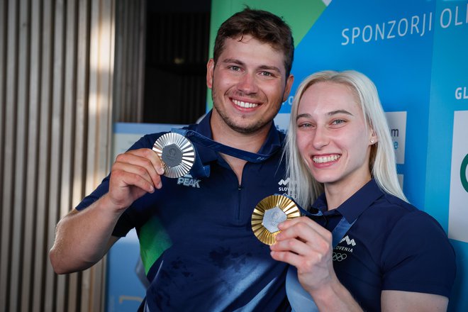 »Dokler nisem stopil na zmagovalni oder, nisem imel dobrega občutka, saj sem se zavedal, da bi lahko tudi zmagal,« je za TV Slovenija povedal Toni Vodišek. »Potem pa, ko sem dobil medaljo, sem se zavedel, da smo pisali zgodovino v novi olimpijski disciplini. Vsega je zdaj konec, po velikem trudu in odrekanju, posebno v zadnjih letih, sem vendarle dosegel nekaj pomembnega.« Toni Vodišek, ki je že od otroštva predan morju, je napovedal boj za zlato že na prihodnjih OI: »Los Angeles, prihajamo!«

Prva izjava Janja Garnbret je bila polna čustev: »Težko je z besedami opisati občutke. Po eni strani se mi je spet odvalil kamen od srca. Kar sem danes dala skozi, ni lahko, še posebej ne braniti naslova. Ko sem se zjutraj zbudila, sem vedela, da je danes moj dan. Plezala sem, kot sem si želela, sicer z eno težavo. V zadnjem balvanu se mi je namreč zataknil prst. Ustrašila sem se, da je kaj hujšega. Rekla sem si, da moram v steni uživati, in ravno to sem storila. To je bilo plezanje mojega življenja in zares sem vesela!« FOTO: Blaž Samec