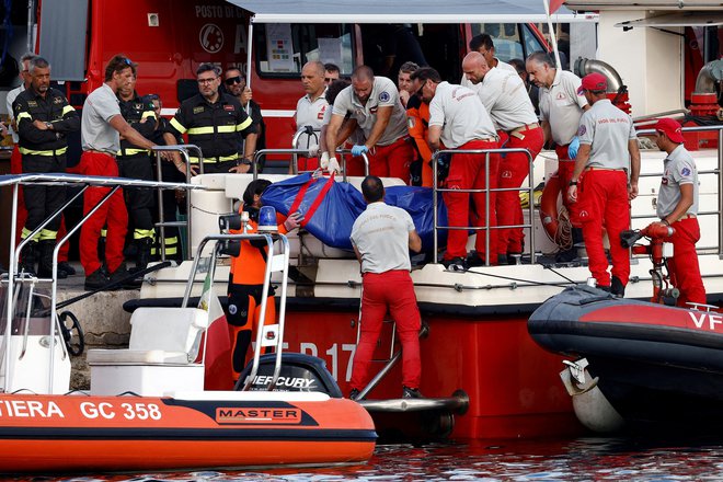 Reševalci so iz vode potegnili že šest trupel.  FOTO: Guglielmo Mangiapane Reuters