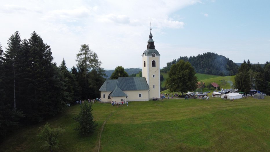 Fotografija: Cerkev sv. Ožbolta stoji na vrhu 839 metrov visokega hriba. FOTOGRAFIJE: Janez Mihovec