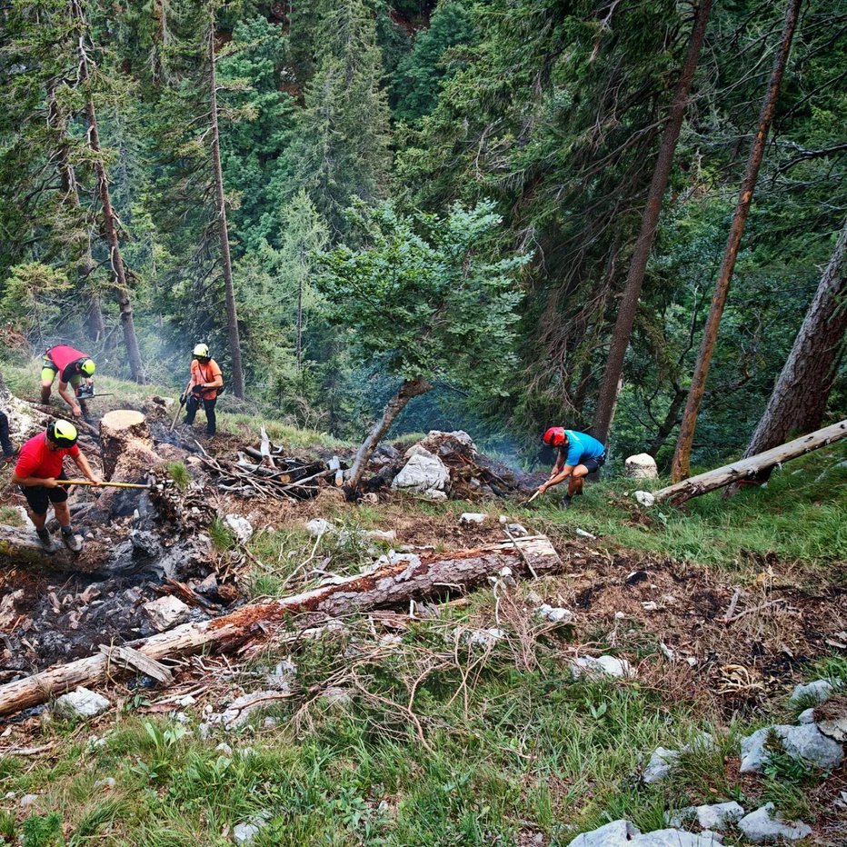 Fotografija: Gorski reševalci so se tako lotili gašenja požara. FOTO: Grs Bohinj