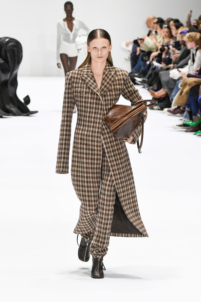 Acne Studios priporočajo dolg suknjič, ki je lahko tudi plašč. FOTO: Acne Studios