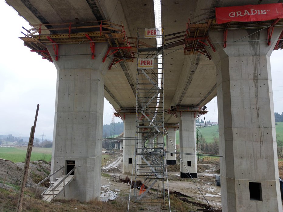 Fotografija: Eno od gradbišč na trasi 3. osi pred Slovenj Gradcem FOTO: Dejan Vodovnik