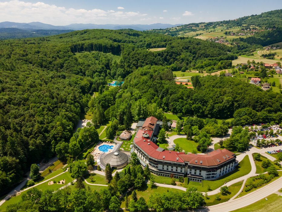 Fotografija: V Termah Šmarješke Toplice lahko sprostite v bazenih s termalno vodo in na strokovno vodenih wellness programih. FOTO: SSNZ