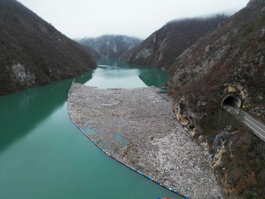 Fotografija: V nesreči čolna na Drini umrlo najmanj deset migrantov. FOTO: Amel Emric Reuters